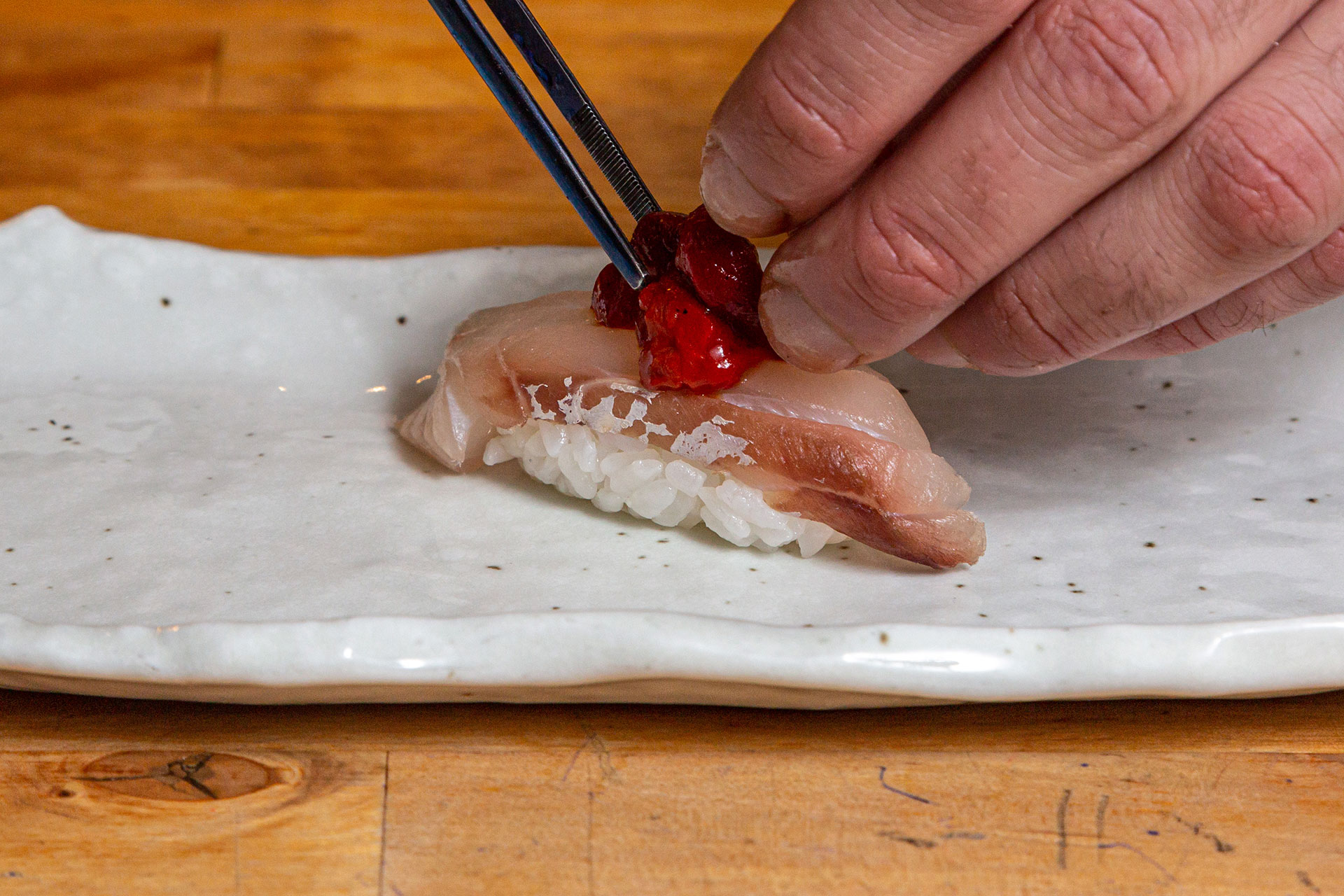 Toques finales a una pieza de sushi